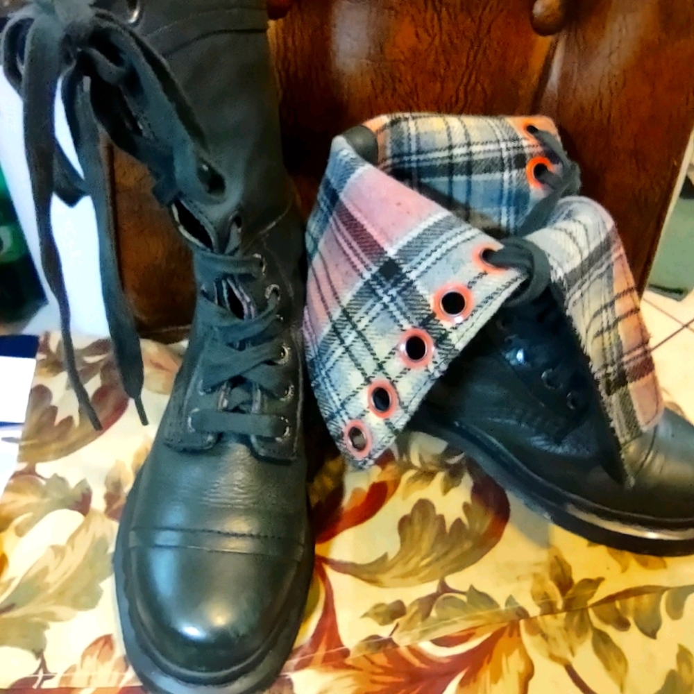 Dr. Marten's Women's Triumph boots
